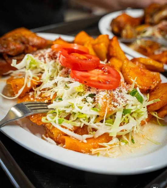 Enchiladas Michoacanas con pollo frito, papas, zanahorias, repollo, crema y queso cotija